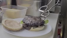 Einmal den Cheeseburger bitte.