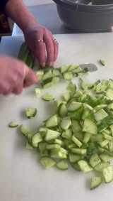 Wio beim Salat schneiden.